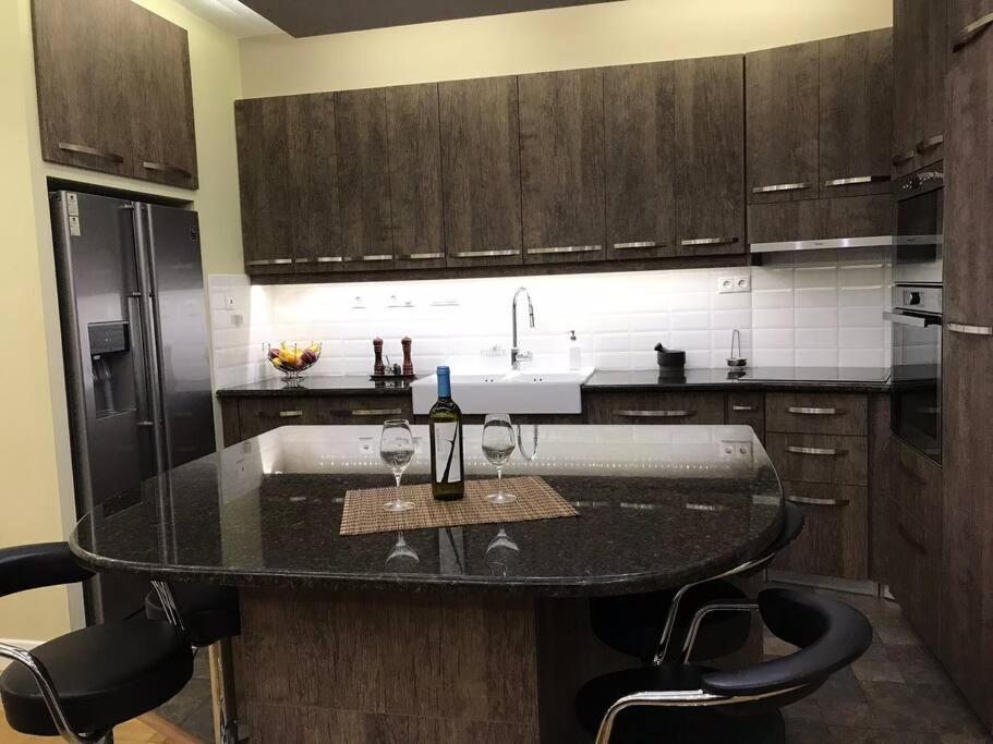 Finer Things Flisvos Beach Condo In Palaio Faliro เอเธนส์ ภายนอก รูปภาพ